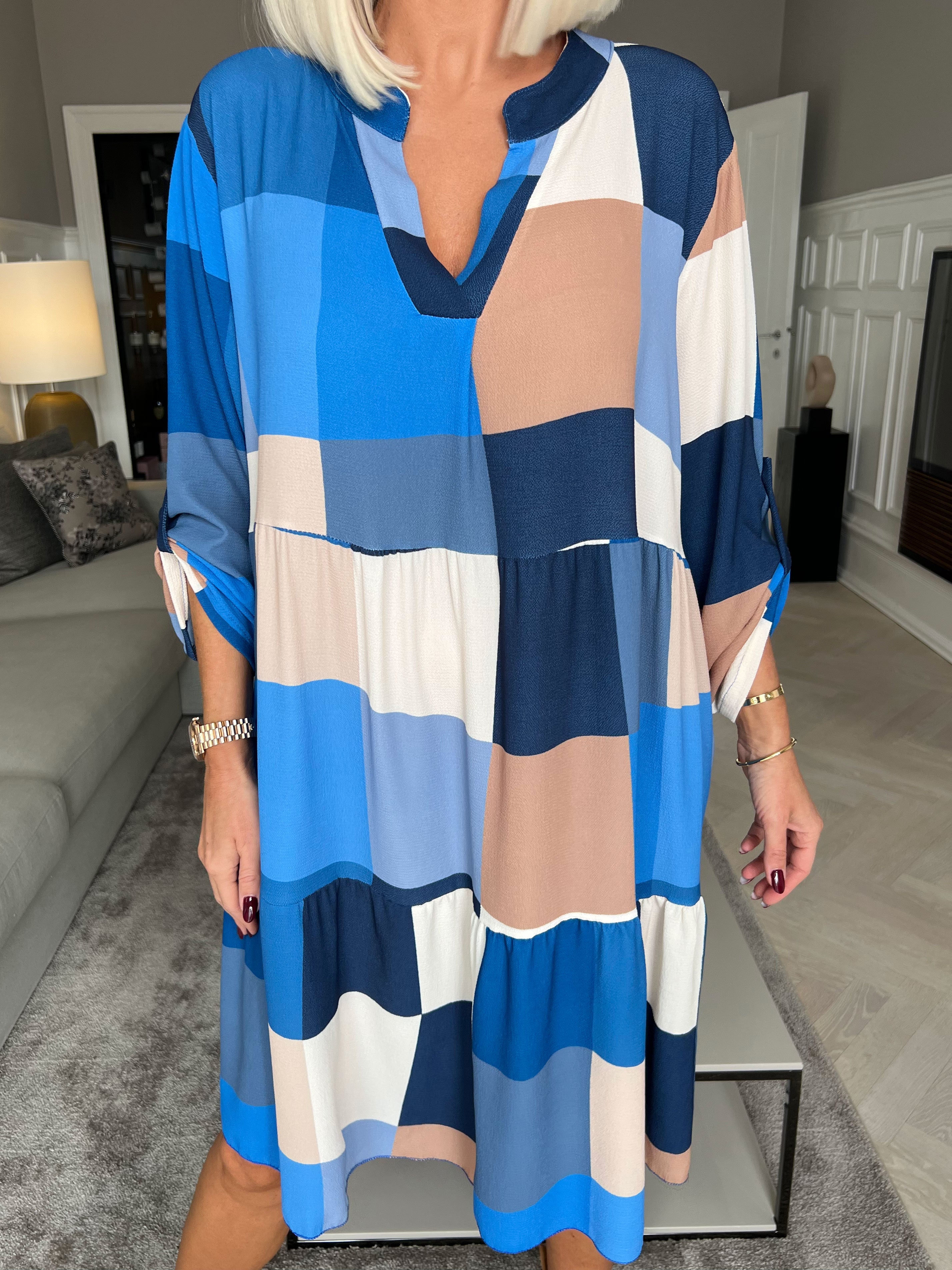 Vanesa Layer Dress - Ternet flerfarvet med flæser forneden